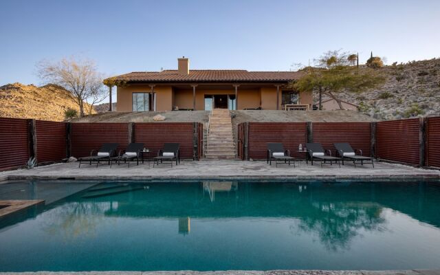 Desert Stone by Avantstay Contemporary Desert Oasis With Pool & Hot Tub