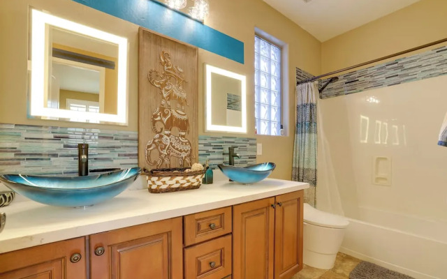 Putting Green & Hot Tub: Goodyear Retreat!