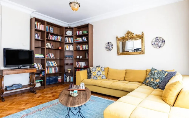 Spacious Flat w Balcony 3 min to Kadikoy Square