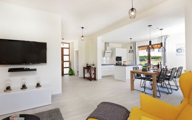 Seaside Villa With Swimming Pool in Funtana