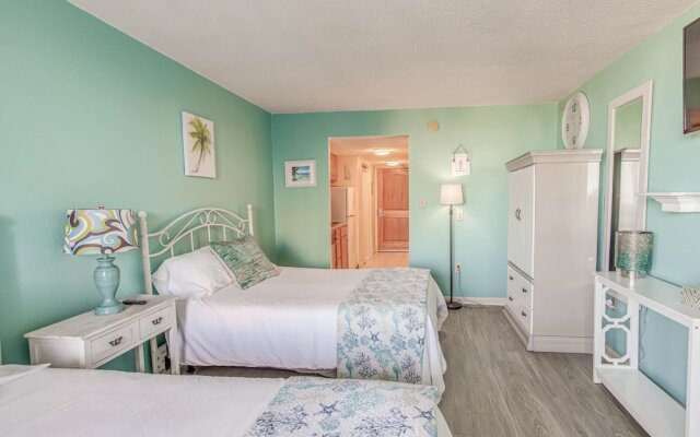 Oceanfront Myrtle Beach Studio w/ Pool Access!