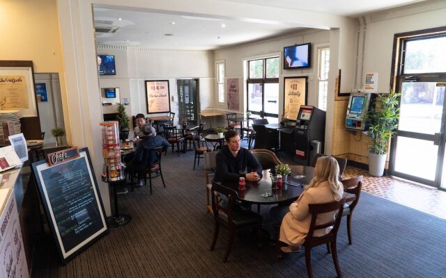 Horse & Jockey Hotel