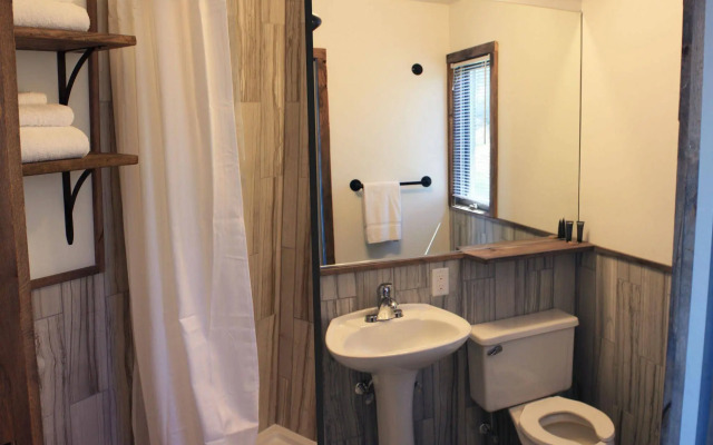 Aqua Aire Inn & Suites