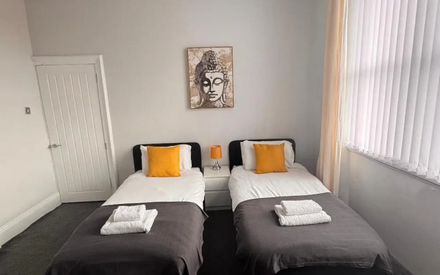House - Sleeps 6 - Pet Friendly - Garden - Parking