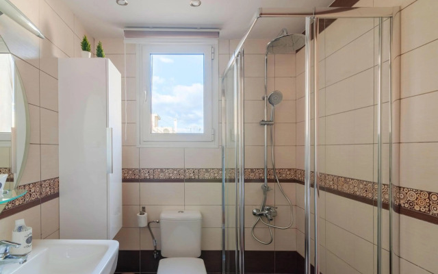 Central Apartment Elpis next to the metro