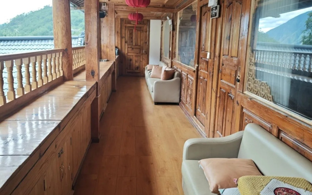 Tiger Leaping Half Way Guest House