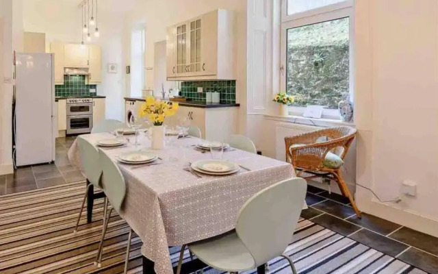 Outstanding, Georgian Flat Overlooking the bay
