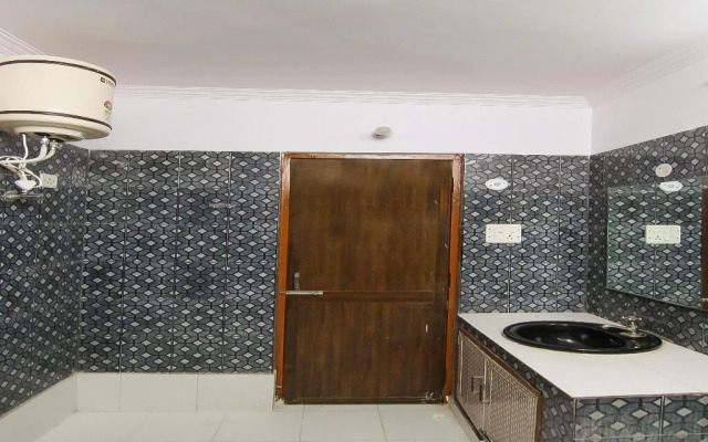 OYO Rooms Near Mayo Hospital