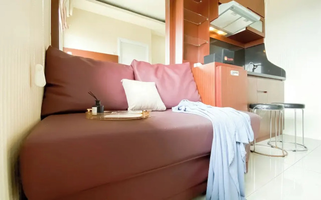 Strategic And Homey 2Br Green Pramuka Apartment