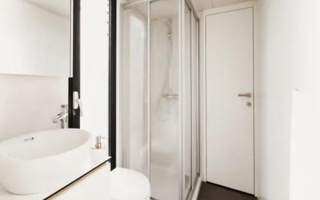VIPliving Houseboat