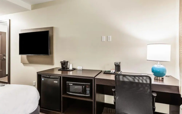Van Wyck Hotel & Suites Near JFK Airport