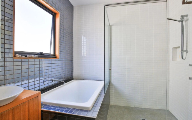 Illaroo I Absolute Waterfront with Spa