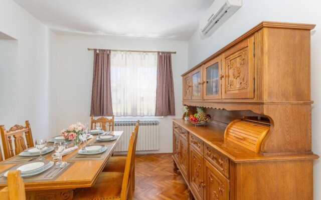 Stunning Apartment in Malinska With Wifi and 2 Bedrooms