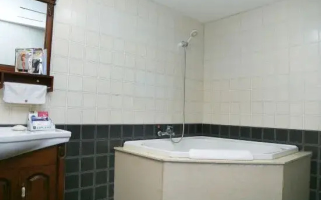 Kezuo Houqi Bowang Hotel (Ganqika Railway Station Bus Station)