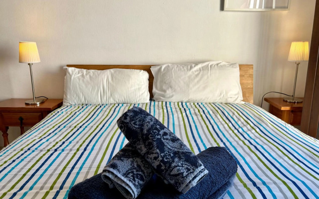 Casa con terraza y hermoso jardín comunal