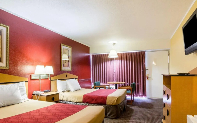 Econo Lodge Topeka Blvd.