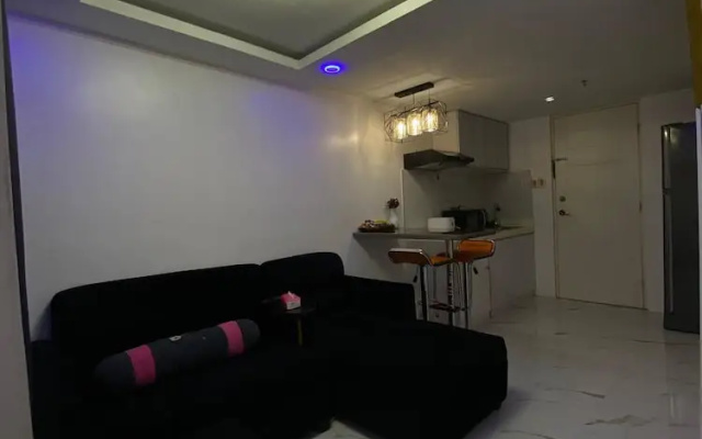 Golden Loft With Mood Lighting,stylish Staycation Loft Fast Wi-fi, Soft Couch — фото 2