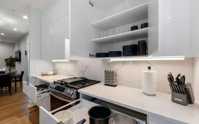 Luxurious Midtown Home Rooftop Views by Silverx