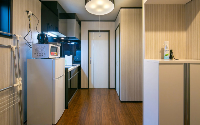 Calm Asakusa Kaminarimon Gate