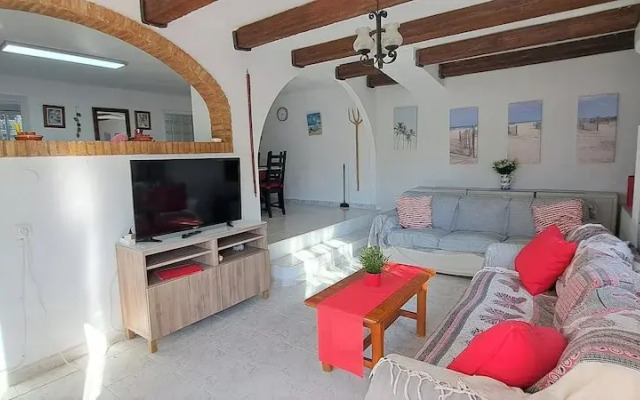 2 Bed Villa - Sleeps 5 - Private Pool & Garden