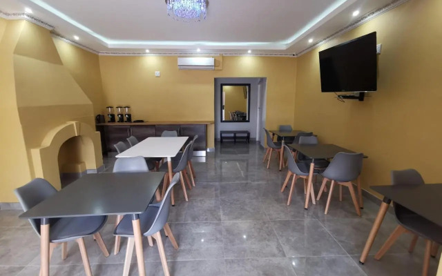 Lucolo Palace B&B - East London