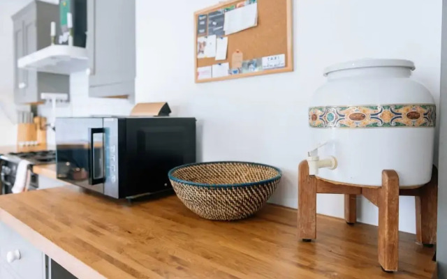 Inviting 1BD Flat - 20 Mins to Brighton Beach!