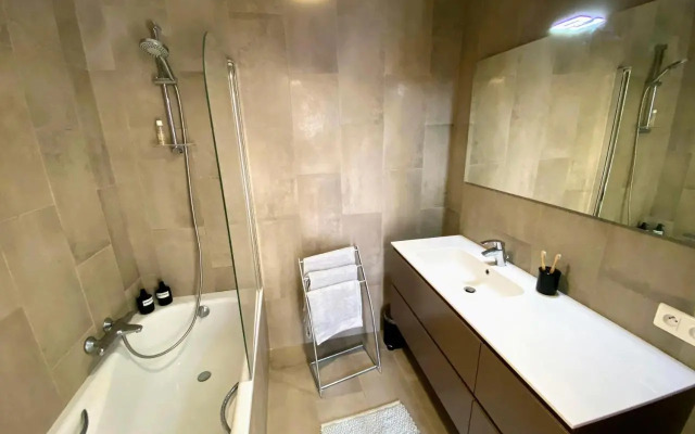 Sunny and calm 2 bed apartment place du Pin