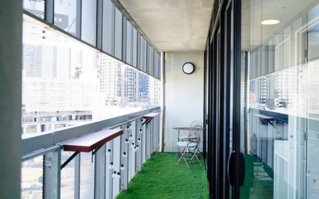 Modern 2 Bedroom Apartment With City Views
