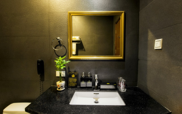 Golden Crown Hotel Saigon