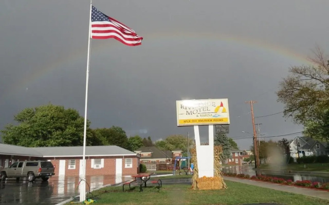 Little Riverside Motel & Marina