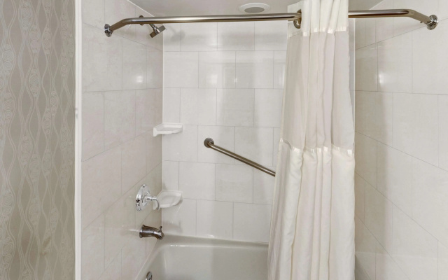 DoubleTree by Hilton Hotel Wichita Airport