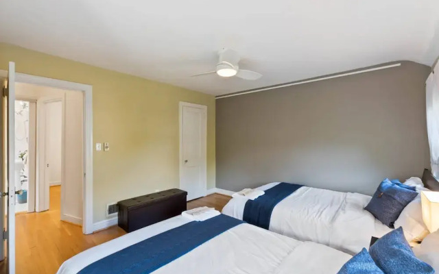 Beautiful 3br/3ba Colonial House by Cozysuites