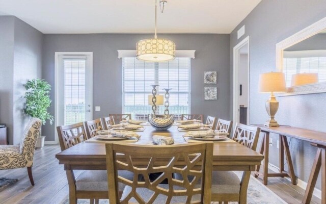 Lakeview Penthouse Elegance 3 Bedroom Condo by RedAwning