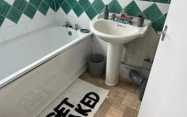Enfield City Apartment Retreat
