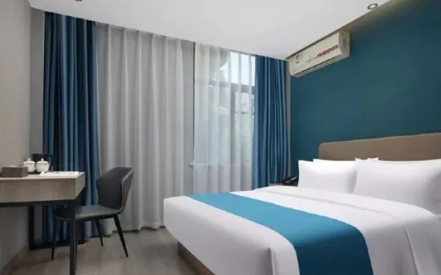 Tiantian Fishing Port Ceramics Hotel (Jingdezhen People's Square High-speed Railway Station)