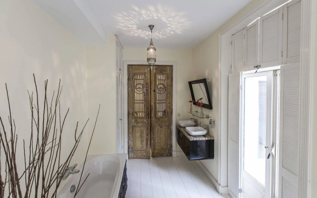 Livia's Hideaway: Elegant Canal