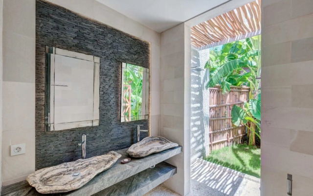 Secluded Wooden Villa, 3 BR, Canggu With Staff