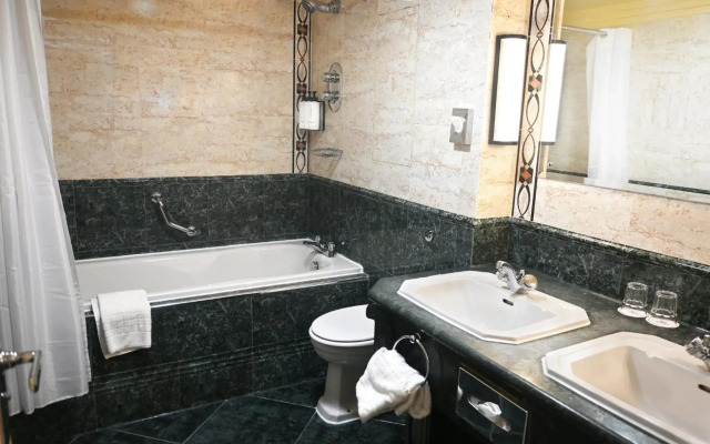 Crowne Plaza Liverpool - John Lennon Airport by IHG
