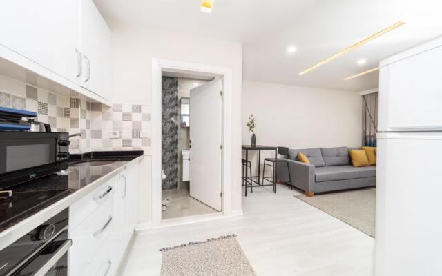 Modern and Central Flat Near Beach in Muratpasa