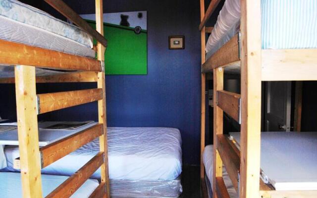 Econo Hostel