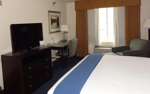 Holiday Inn Express & Suites New Buffalo by IHG