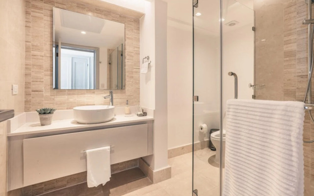 Relax at This Majestic Beachfront Apt at Aquamarina