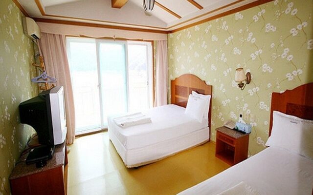Goodstay Jangseungpo Beach Hotel