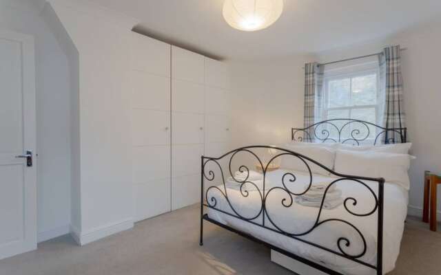 2 Bedroom House in Kensal Green