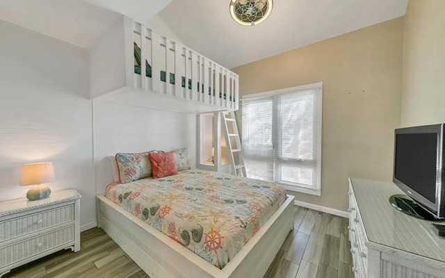 Lakefront 226 3 Bedroom Condo by Redawning