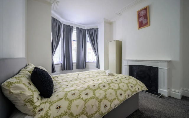 Heart of Blackpool - Sleeps 10 - Parking