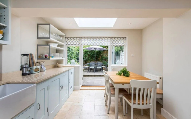 Delightful 2-bed Home, Fulham