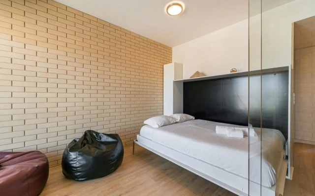 Dragon Stadium Studio w Balcony by LovelyStay