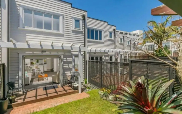 Modern and Central 2 Bedroom Home in Epsom