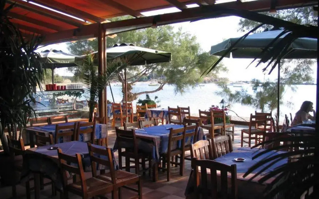 Agia Anna Studios & Apartments